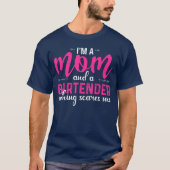 Im a Mom and a Bartender Nothing Scares Me Funny M Tシャツ (正面)