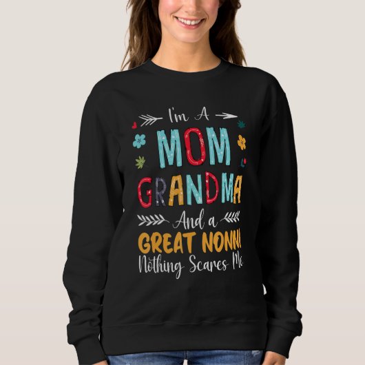 I'm A Mom Grandma And A Great Nonni Nothing Scares スウェットシャツ (正面)