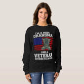 Im A Mom Grandma And A Veteran Nothing Scares Me スウェットシャツ (正面フル)