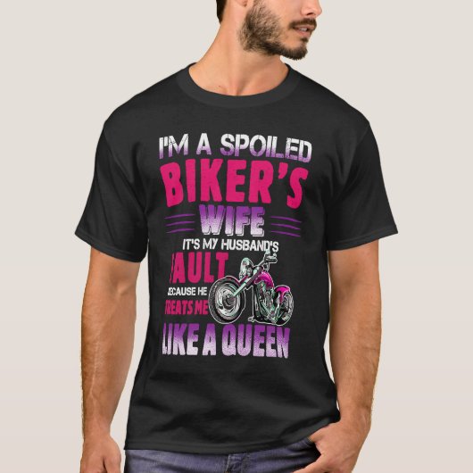 I'm A Spoiled Biker's Wife He Treats Me Like A Que Tシャツ (正面)