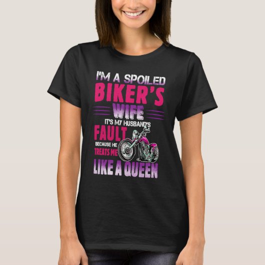 I'm A Spoiled Biker's Wife He Treats Me Like A Que Tシャツ (正面)