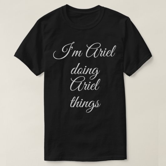 I'M ARIEL DOING ARIEL THINGS Funny Birthday Name G Tシャツ (デザイン正面)