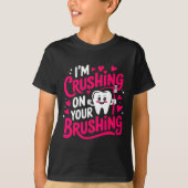 Im Crushing On Your Brushing Funny Dental Valentin Tシャツ (正面)