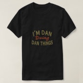 IM DAN DOING DAN THINGSおもしろいことわざギフトTシャツ Tシャツ (デザイン正面)