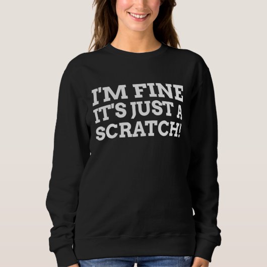 I'm Fine It's Just A Scratch Funny Post Surgery スウェットシャツ (正面)