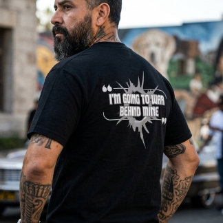 I'm Going to War Behind Mine Back Hit T-Shirt Tシャツ