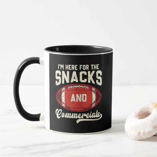 I'm Here For The Snacks And Commercials Football マグカップ (ドーナツ)