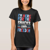 I'm Here For The Snacks And Freedom 4th of July Tシャツ (正面)