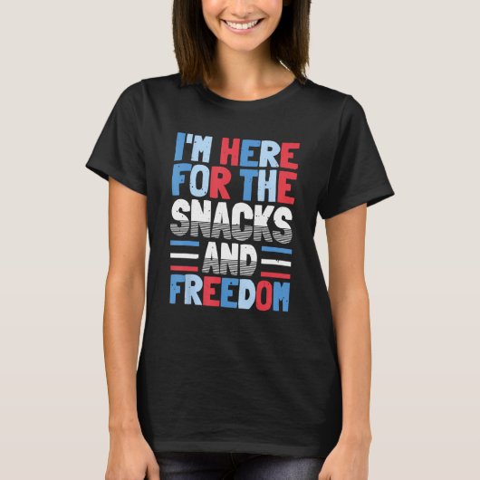 I'm Here For The Snacks And Freedom 4th of July Tシャツ (正面)