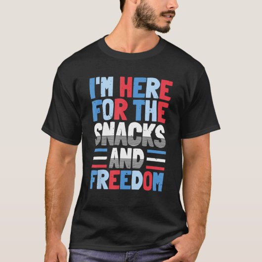 I'm Here For The Snacks And Freedom 4th of July Tシャツ (正面)
