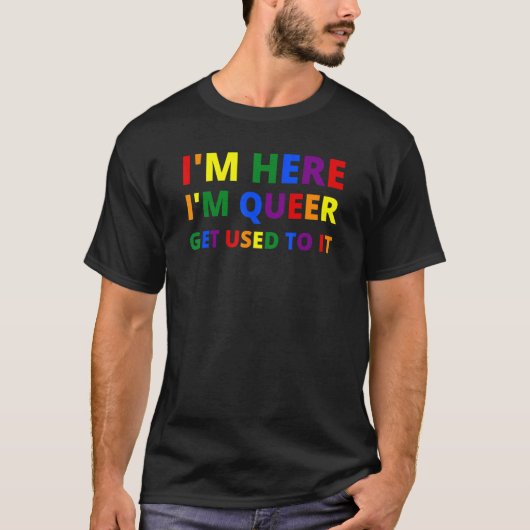 I'm Here I'm Queer Pride LGBT Rainbow Flag Heart U Tシャツ (正面)