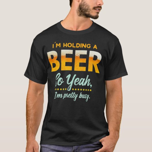 Im Holding A Beer So Year Im Busy Funny Drinking Tシャツ (正面)