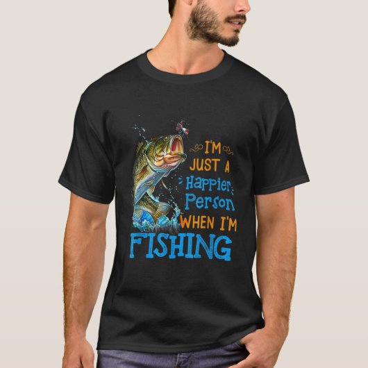 I'm Just A Happier Person When I'm Fishing Tシャツ (正面)
