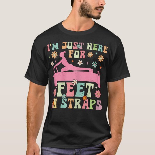 I'M Just Here For Feet In Straps Funny Pilates Tシャツ (正面)