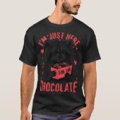 I'm Just Here For The Chocolate Funny Raccoon Vale Tシャツ (正面)