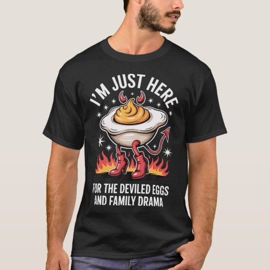 I'M Just Here For The Deviled Eggs And Family Dram Tシャツ (正面)