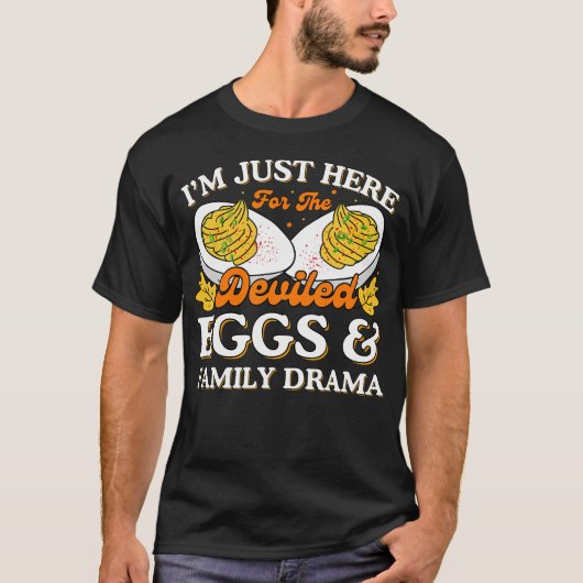 I'M Just Here For The Deviled Eggs And Family Dram Tシャツ (正面)