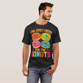 Im Just Here For The Donuts Funny Halloween Tシャツ (正面フル)