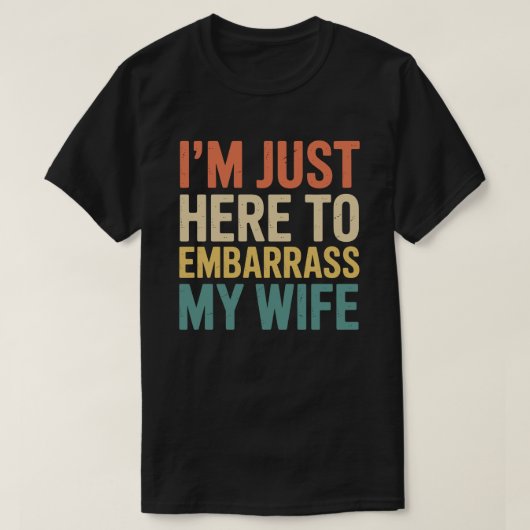 I'm Just Here To Embarrass My Wife Funny Husband  Tシャツ (デザイン正面)