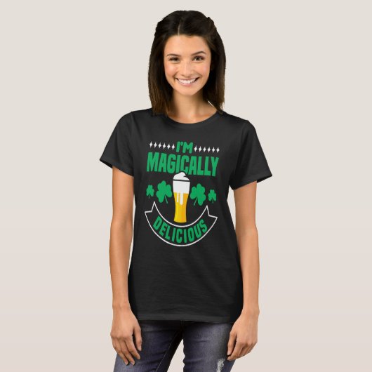 Im Magically Delicious  St Patricks Day Tシャツ (正面フル)