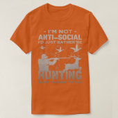 Im Not AntiSocial Idはむしろ狩りIntrov Tシャツ (デザイン正面)