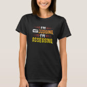 I'm Not Judging, I'm Assessing. A Funny Social Wor Tシャツ (正面)
