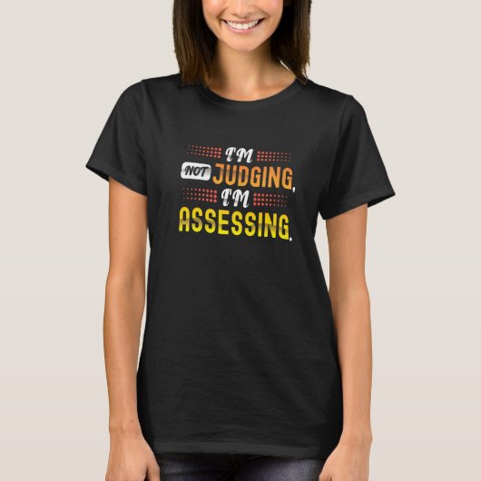 I'm Not Judging, I'm Assessing. A Funny Social Wor Tシャツ (正面)