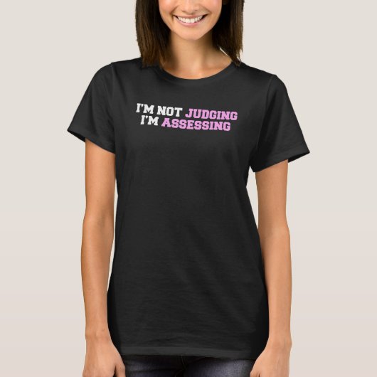 I'm Not Judging I'm Assessing Funny_3 Tシャツ (正面)