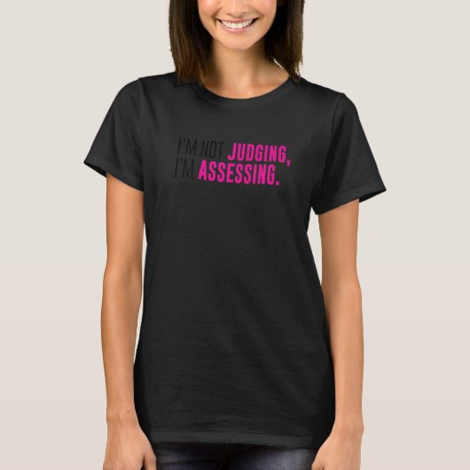 I'm Not Judging I'm Assessing Funny Sarcasm Premiu Tシャツ (正面)