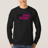 I'm Not Judging I'm Assessing Funny Sarcasm Premiu Tシャツ (正面)