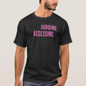 I'm Not Judging I'm Assessing Funny Saying Men Wom Tシャツ (正面)