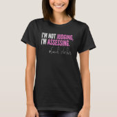 I'm Not Judging I'm Assessing Funny Social Worker  Tシャツ (正面)