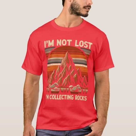 Im Not Lost Im Collecting Rocks gift Tシャツ (正面)