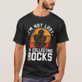 I'm Not Lost I'm Colleting Rocks Tシャツ (正面)