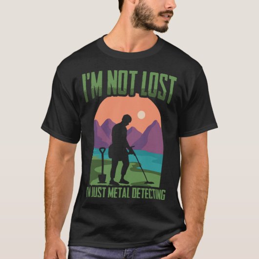 I'm Not Lost Treasure Hunting Detectorist Metal De Tシャツ (正面)