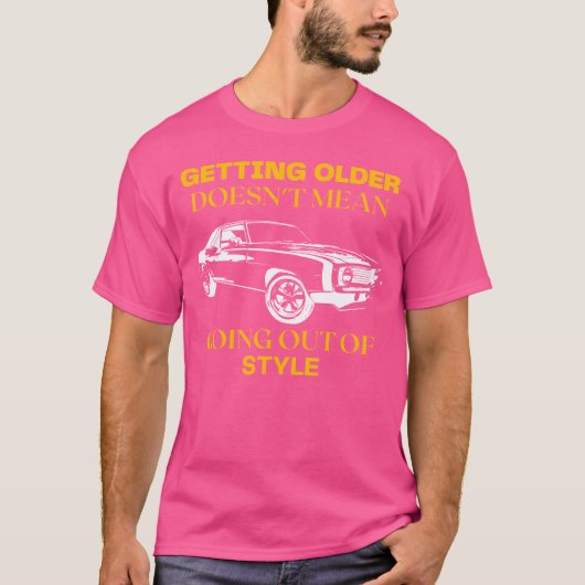 im not old im classic Muscle Car Enthusiast boy Tシャツ (正面)