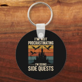 I'm Not Procrastinating I'm Doing Side Quests Retr キーホルダー (正面)