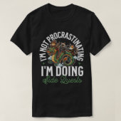I'm Not Procrastinating Side Quests Cats Dragon Tシャツ (デザイン正面)