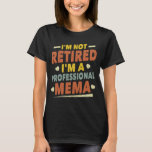 I'm Not Retired I'm A Professional Mema Grandma Tシャツ<br><div class="desc">A funny saying design for your special proud grandma,  on mother's day or christmas,  grandparents day,  or any other Occasion. show how much your Grandmother is loved and appreciated.</div>