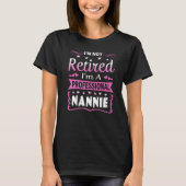I'm Not Retired I'm A Professional Nannie Grandma Tシャツ (正面)