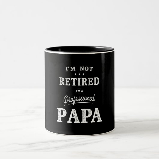 I'm Not Retired I'm a Professional Papa ツートーンマグカップ (中央)