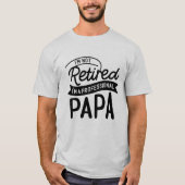 I'm Not Retired I'm a Professional Papa Tシャツ (正面)