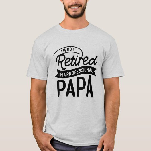 I'm Not Retired I'm a Professional Papa Tシャツ (正面)