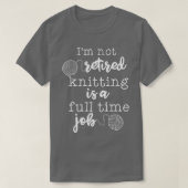 Im Not Retired Knitting Is A Full Time Job Tシャツ (デザイン正面)