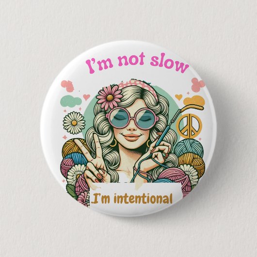 "I'm not slow, I'm intentional - Retro knitting hu 缶バッジ (正面)