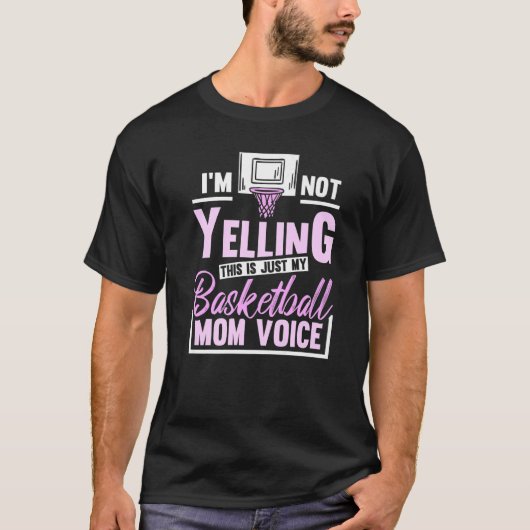 Im Not Yelling This Is Just My Basketball Mom Voic Tシャツ (正面)