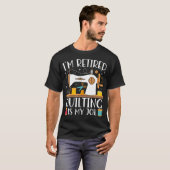 I'M Retired Quilting Is My Job Sewing Retirement Q Tシャツ (正面フル)