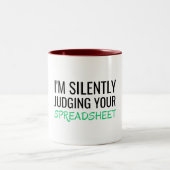 I'm Silently Judging Your Spreadsheet ツートーンマグカップ (中央)