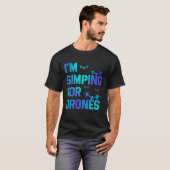 I'm Simping For Drones Drone Pilot Quadcopter Pilo Tシャツ (正面フル)