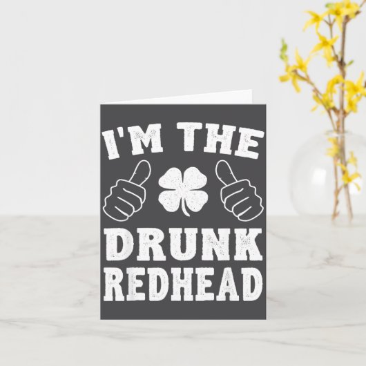 I'm The Drunk Redhead Funny St Patricks Day  カード (黄色い花)